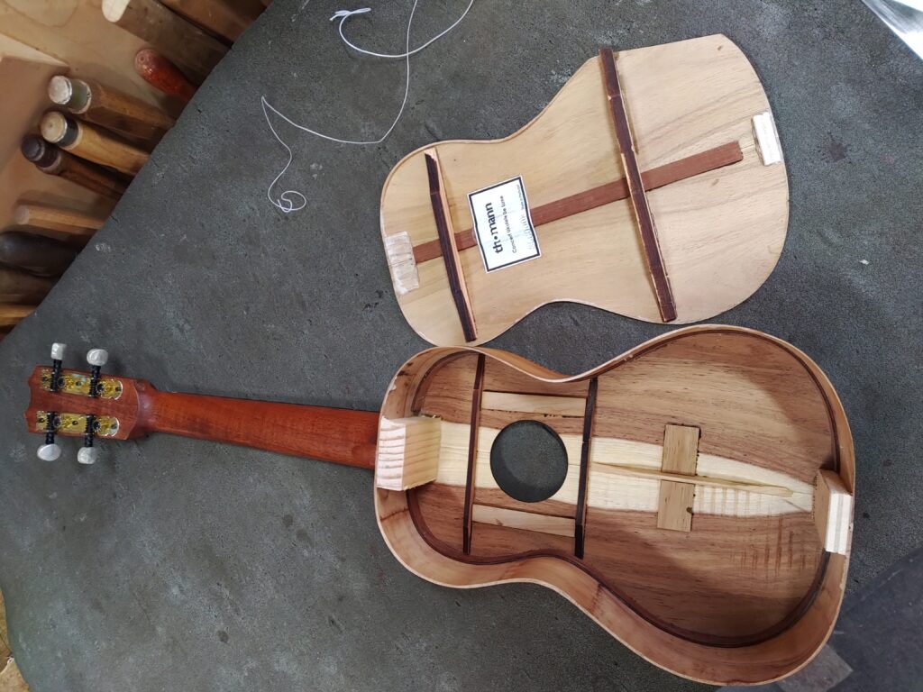 Blick in eine Ukulele - Boden ist abgelöst