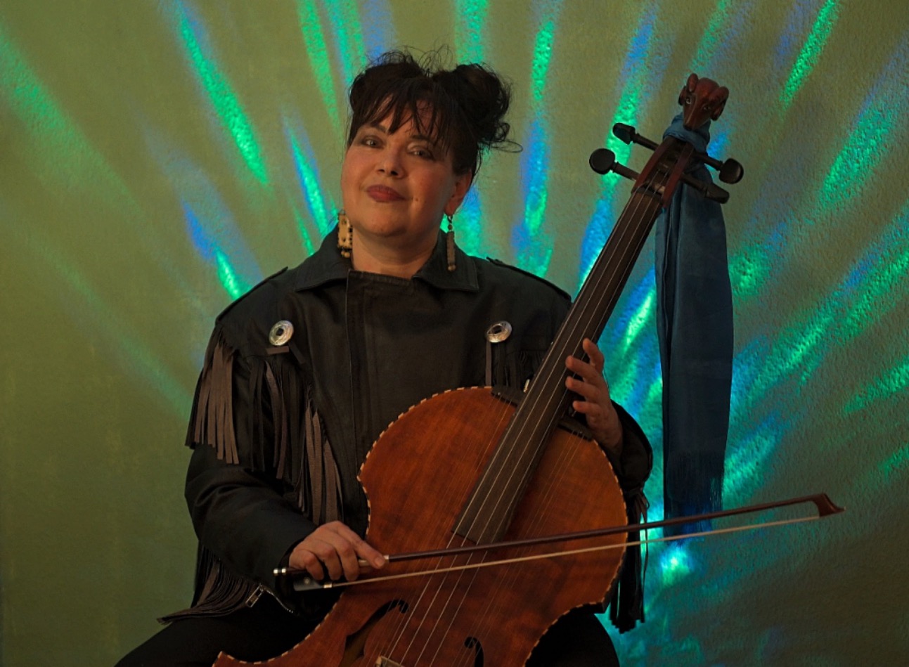 Arjopa mit einem Cello-ähnlichen Instrument