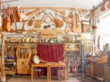 Blick in unseren Musikraum mit vielen Instrumenten an den Wänden
