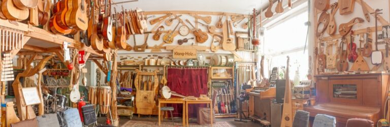 Blick in unseren Musikraum mit vielen Instrumenten an den Wänden