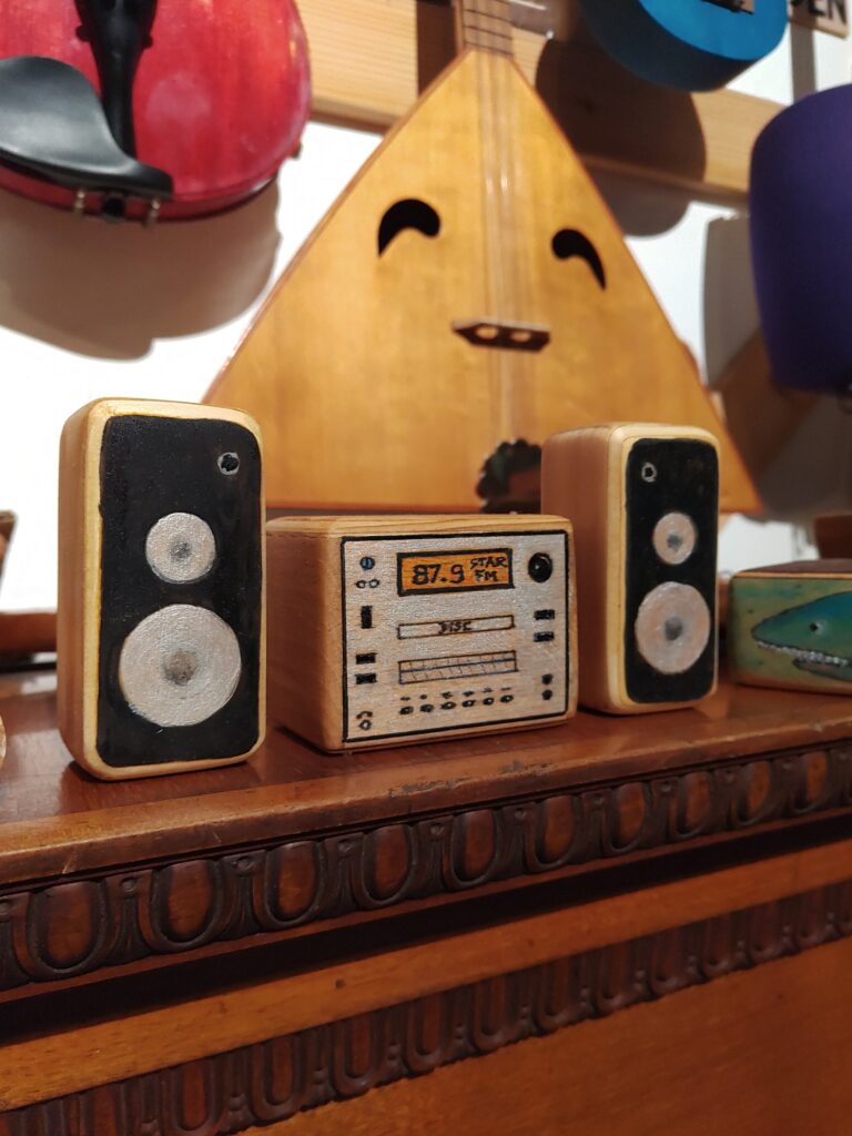 schüttelboxen die als Radio mit Lautsprechern angemalt sind