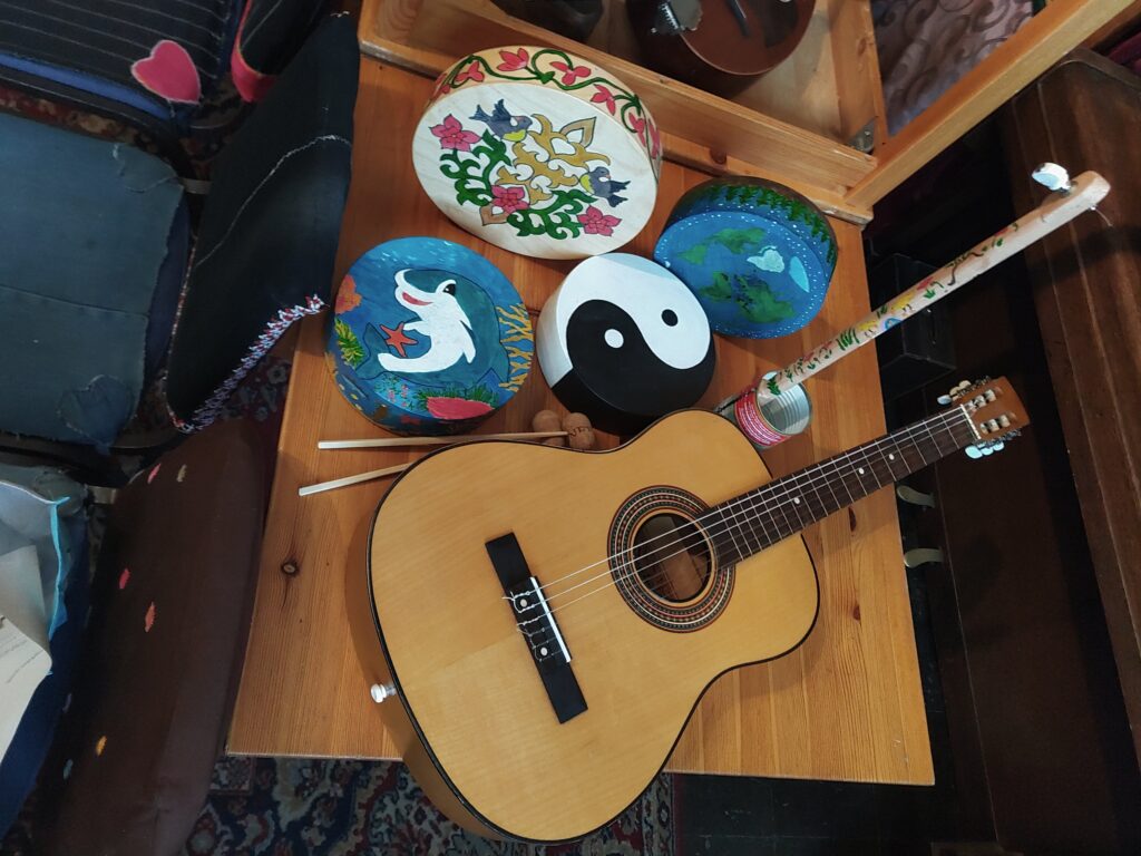 bemalte Holztrommeln und eine Gitarre